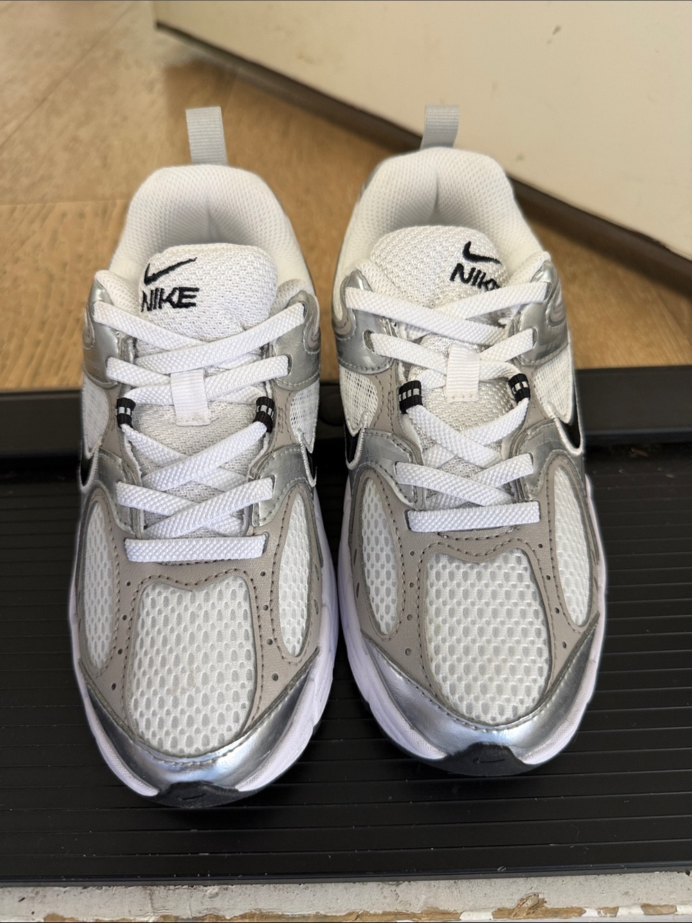 Nike Kids White & Silver Mesh Running Sneakers V5 R R